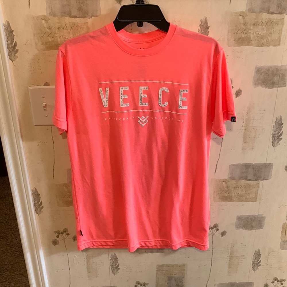 Short sleeve shirt.
